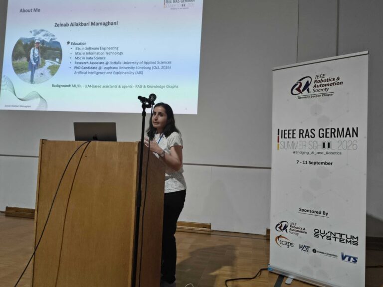 Zeinab bei ihrer Vorstellung auf der B&uuml;hne der IEEE RAS German Summer School 2026